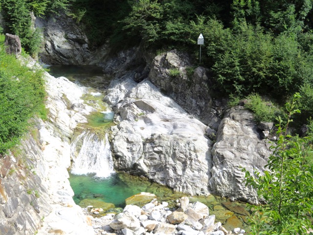 A short written description about the image. Very good for accessibility, AL machine learning and search engine optimisation.