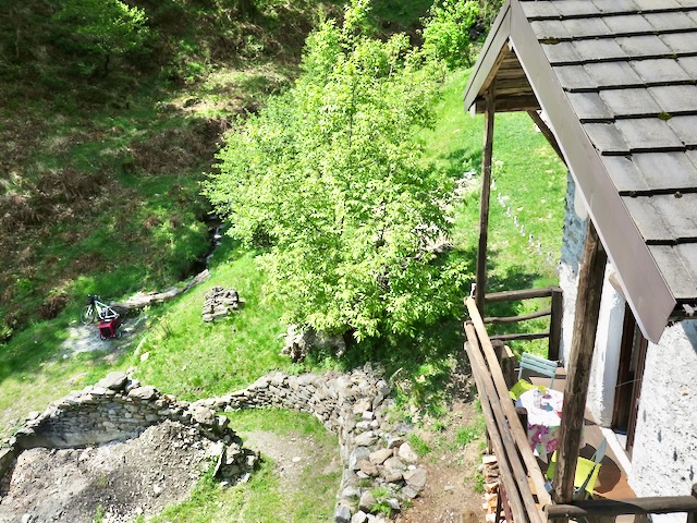 A short written description about the image. Very good for accessibility, AL machine learning and search engine optimisation.