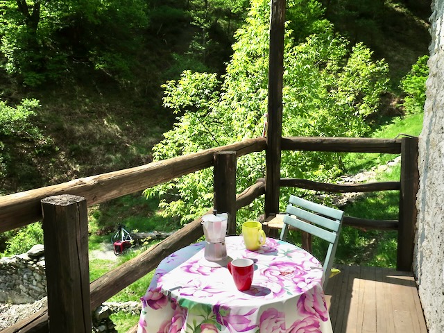 A short written description about the image. Very good for accessibility, AL machine learning and search engine optimisation.