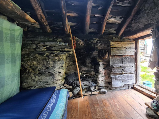 A short written description about the image. Very good for accessibility, AL machine learning and search engine optimisation.