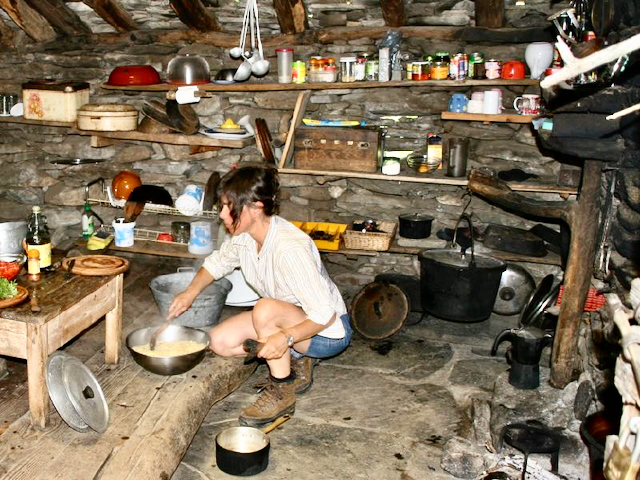 A short written description about the image. Very good for accessibility, AL machine learning and search engine optimisation.