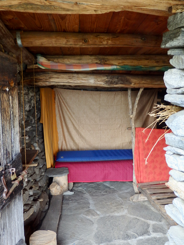 A short written description about the image. Very good for accessibility, AL machine learning and search engine optimisation.