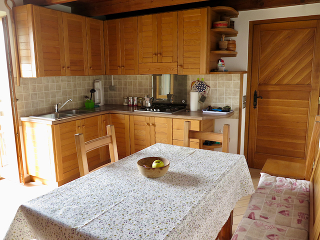 A short written description about the image. Very good for accessibility, AL machine learning and search engine optimisation.