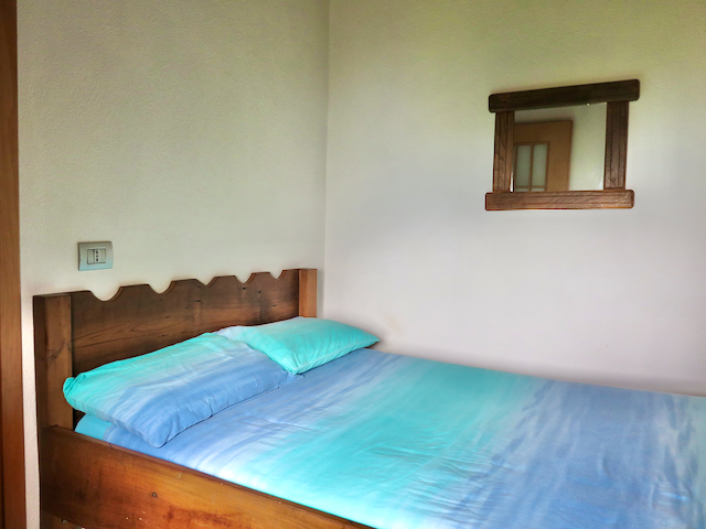 A short written description about the image. Very good for accessibility, AL machine learning and search engine optimisation.