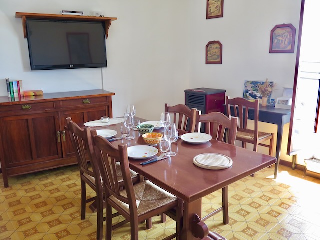 A short written description about the image. Very good for accessibility, AL machine learning and search engine optimisation.