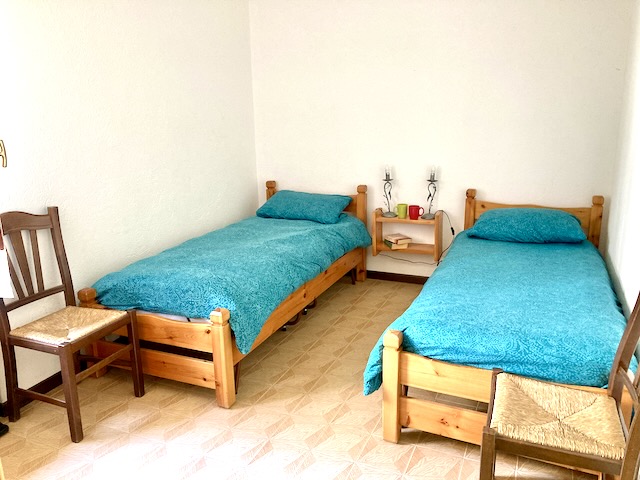 A short written description about the image. Very good for accessibility, AL machine learning and search engine optimisation.