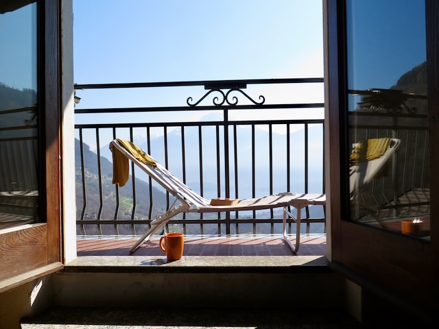 A short written description about the image. Very good for accessibility, AL machine learning and search engine optimisation.