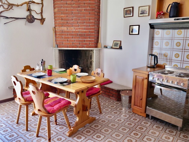 A short written description about the image. Very good for accessibility, AL machine learning and search engine optimisation.