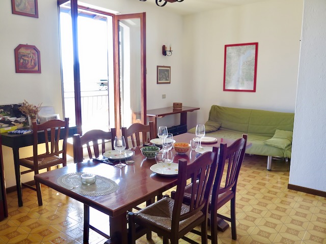 A short written description about the image. Very good for accessibility, AL machine learning and search engine optimisation.