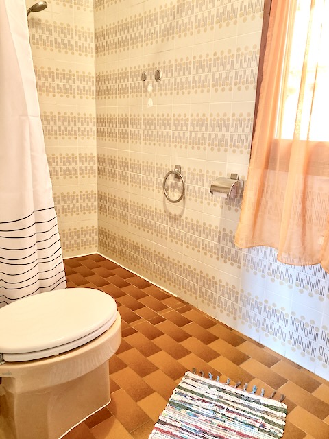 A short written description about the image. Very good for accessibility, AL machine learning and search engine optimisation.