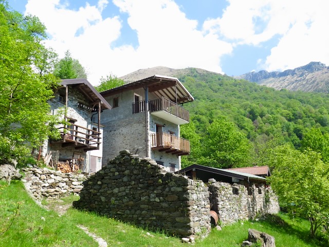 A short written description about the image. Very good for accessibility, AL machine learning and search engine optimisation.