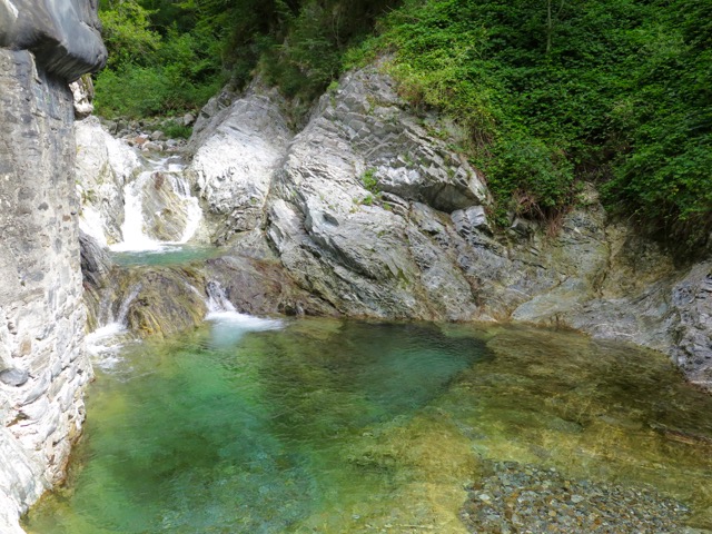 A short written description about the image. Very good for accessibility, AL machine learning and search engine optimisation.