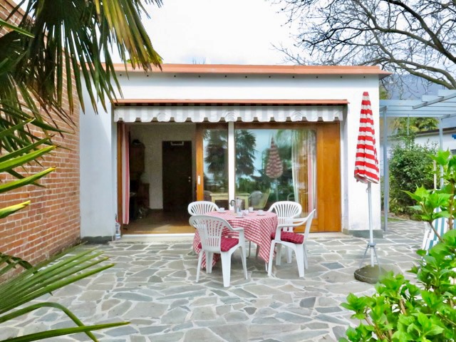 A short written description about the image. Very good for accessibility, AL machine learning and search engine optimisation.