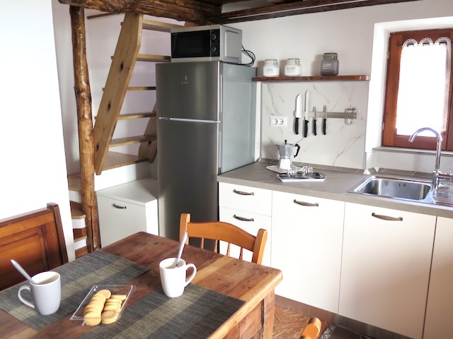 A short written description about the image. Very good for accessibility, AL machine learning and search engine optimisation.