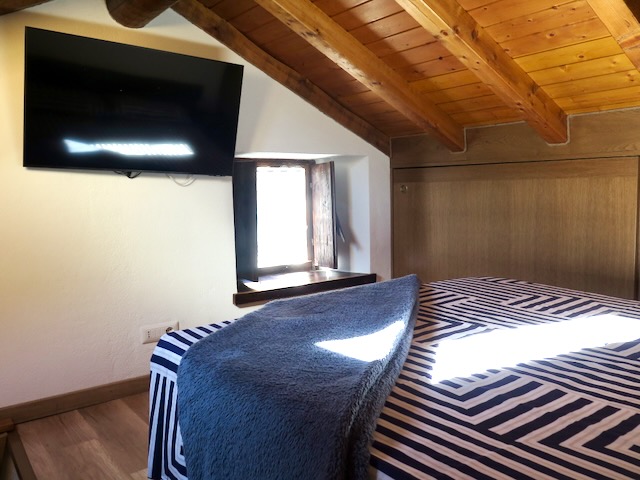 A short written description about the image. Very good for accessibility, AL machine learning and search engine optimisation.