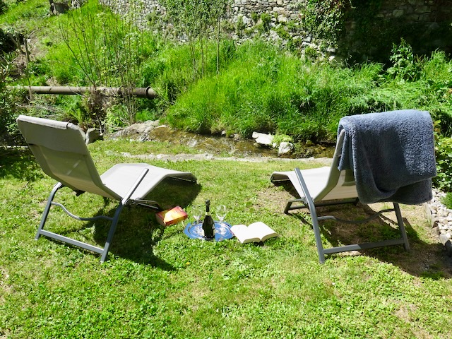 A short written description about the image. Very good for accessibility, AL machine learning and search engine optimisation.