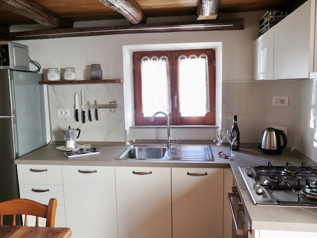 A short written description about the image. Very good for accessibility, AL machine learning and search engine optimisation.