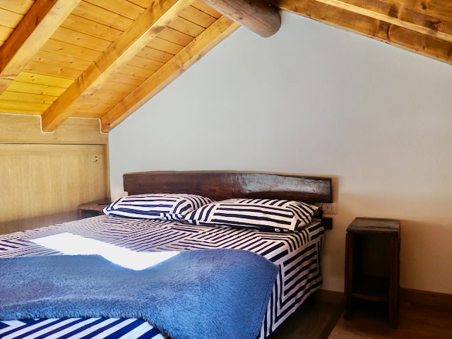 A short written description about the image. Very good for accessibility, AL machine learning and search engine optimisation.