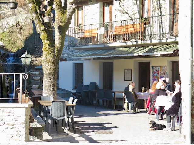 A short written description about the image. Very good for accessibility, AL machine learning and search engine optimisation.