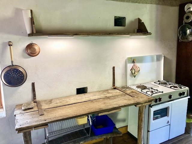 A short written description about the image. Very good for accessibility, AL machine learning and search engine optimisation.