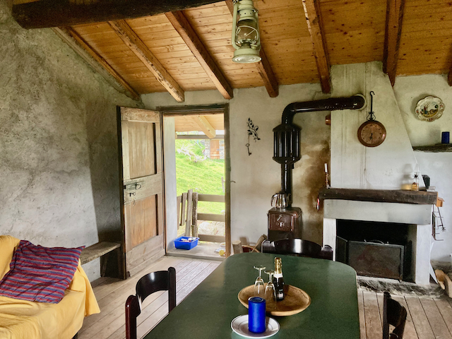 A short written description about the image. Very good for accessibility, AL machine learning and search engine optimisation.