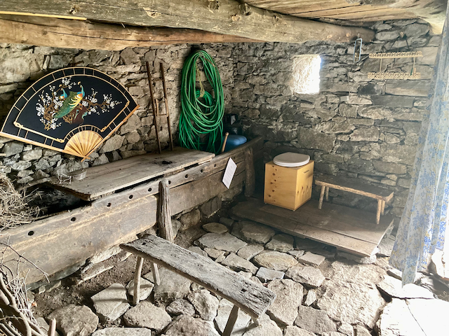 A short written description about the image. Very good for accessibility, AL machine learning and search engine optimisation.