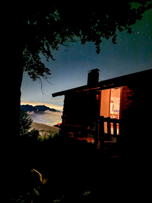 A short written description about the image. Very good for accessibility, AL machine learning and search engine optimisation.