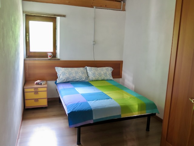 A short written description about the image. Very good for accessibility, AL machine learning and search engine optimisation.