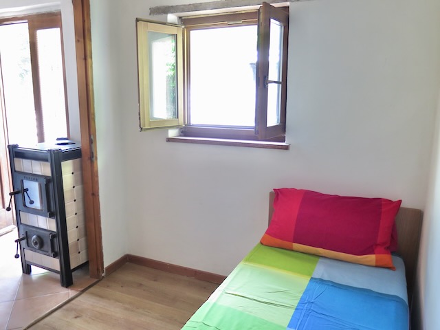 A short written description about the image. Very good for accessibility, AL machine learning and search engine optimisation.