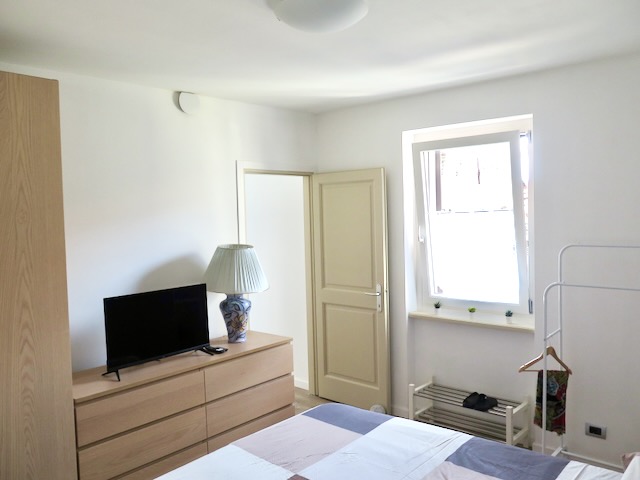 A short written description about the image. Very good for accessibility, AL machine learning and search engine optimisation.