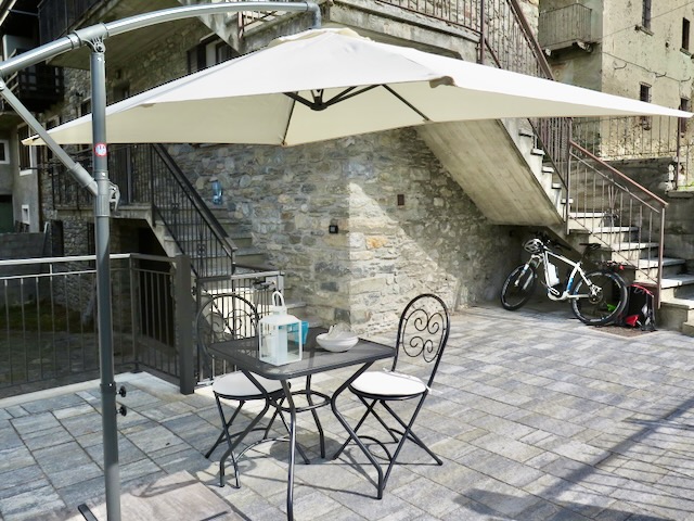 A short written description about the image. Very good for accessibility, AL machine learning and search engine optimisation.