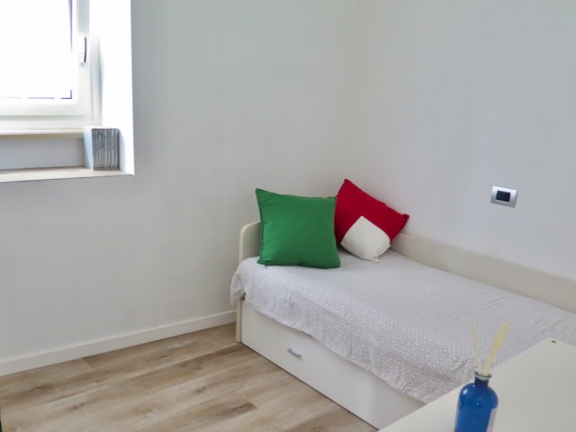 A short written description about the image. Very good for accessibility, AL machine learning and search engine optimisation.