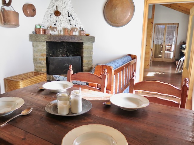 A short written description about the image. Very good for accessibility, AL machine learning and search engine optimisation.