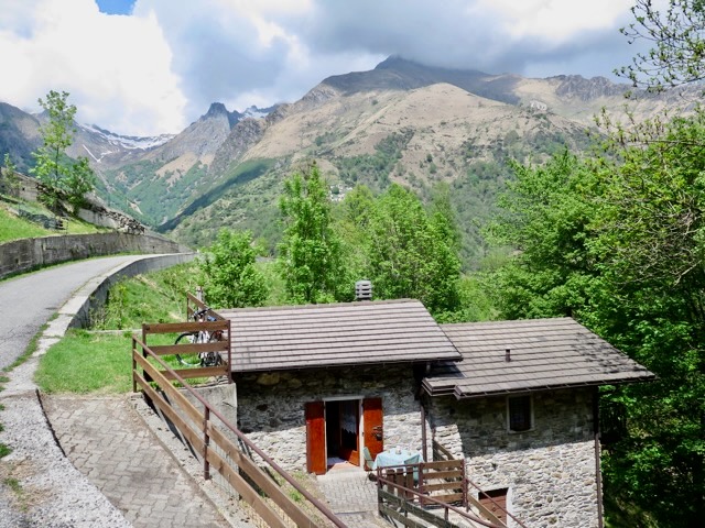 A short written description about the image. Very good for accessibility, AL machine learning and search engine optimisation.