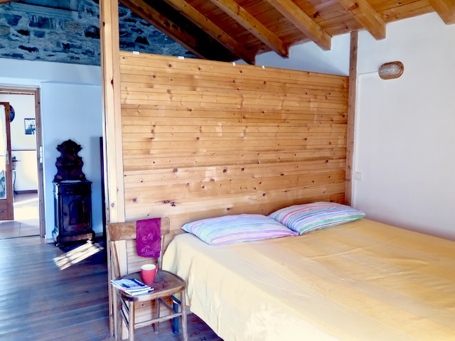 A short written description about the image. Very good for accessibility, AL machine learning and search engine optimisation.