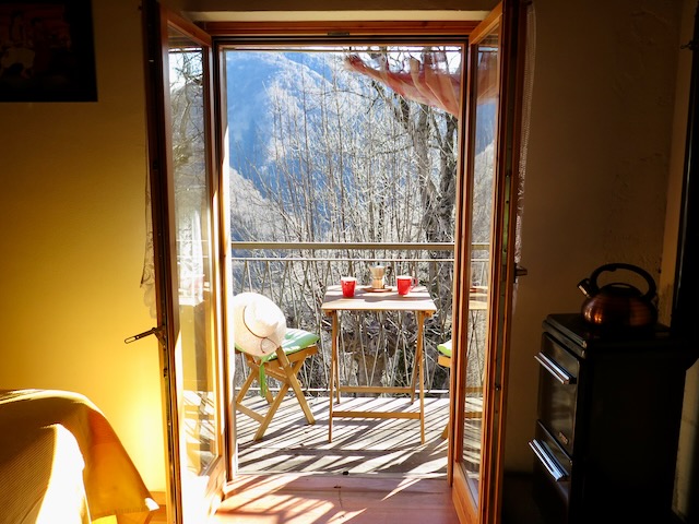 A short written description about the image. Very good for accessibility, AL machine learning and search engine optimisation.