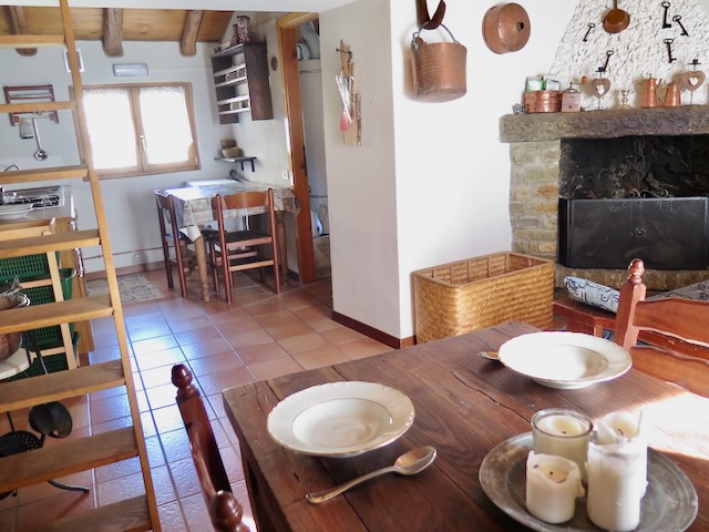 A short written description about the image. Very good for accessibility, AL machine learning and search engine optimisation.