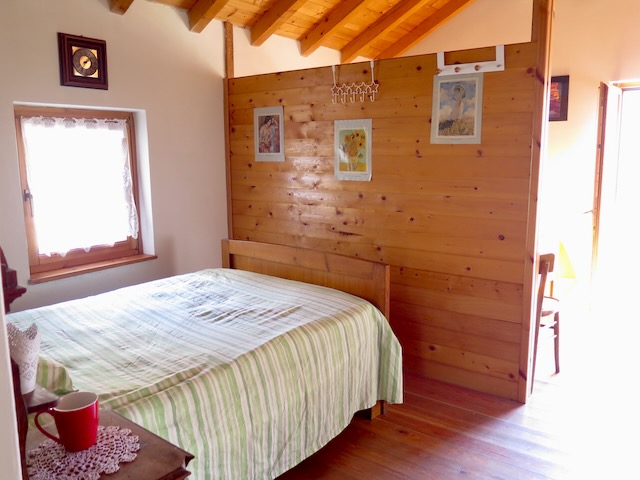 A short written description about the image. Very good for accessibility, AL machine learning and search engine optimisation.