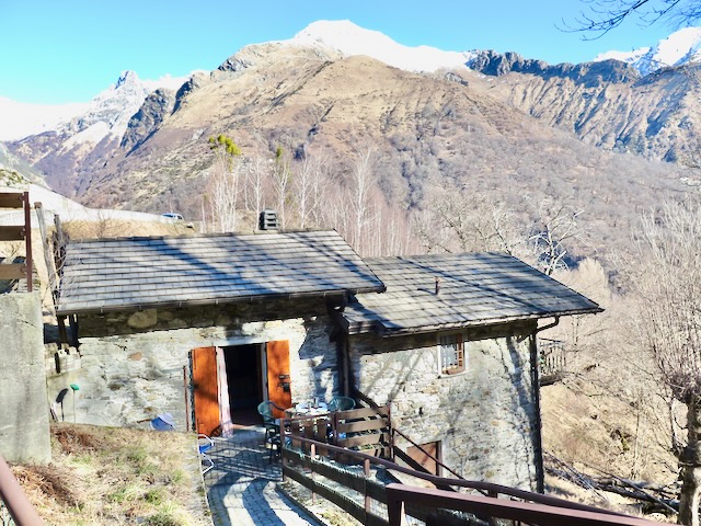 A short written description about the image. Very good for accessibility, AL machine learning and search engine optimisation.