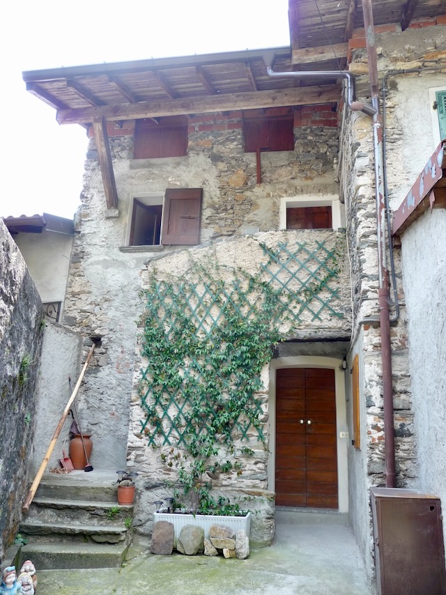 A short written description about the image. Very good for accessibility, AL machine learning and search engine optimisation.