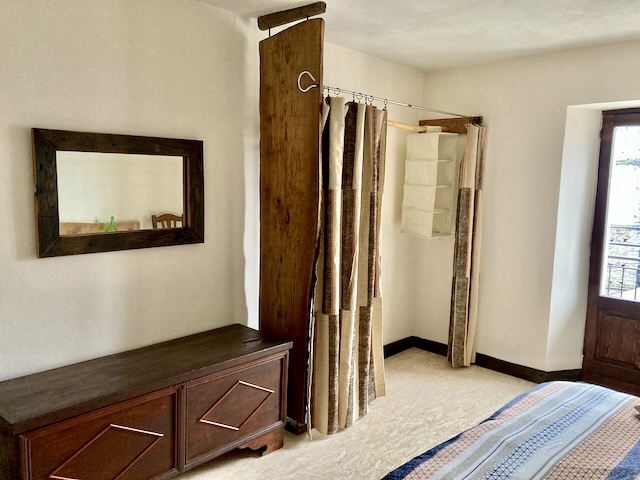 A short written description about the image. Very good for accessibility, AL machine learning and search engine optimisation.