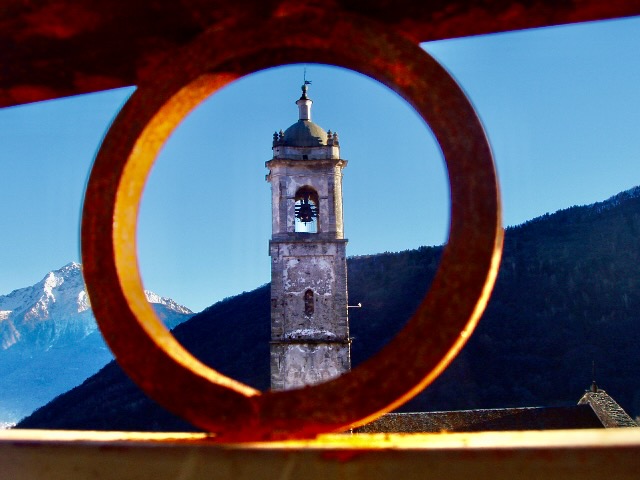 A short written description about the image. Very good for accessibility, AL machine learning and search engine optimisation.