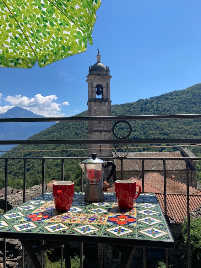 A short written description about the image. Very good for accessibility, AL machine learning and search engine optimisation.