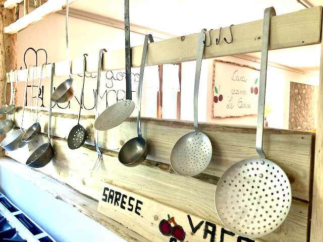 A short written description about the image. Very good for accessibility, AL machine learning and search engine optimisation.