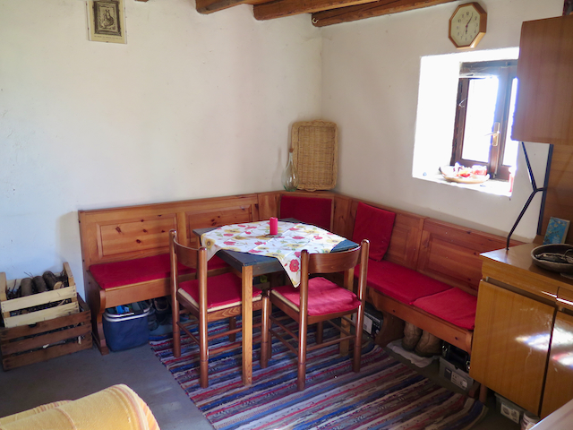 A short written description about the image. Very good for accessibility, AL machine learning and search engine optimisation.