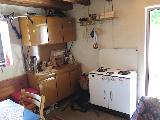 A short written description about the image. Very good for accessibility, AL machine learning and search engine optimisation.