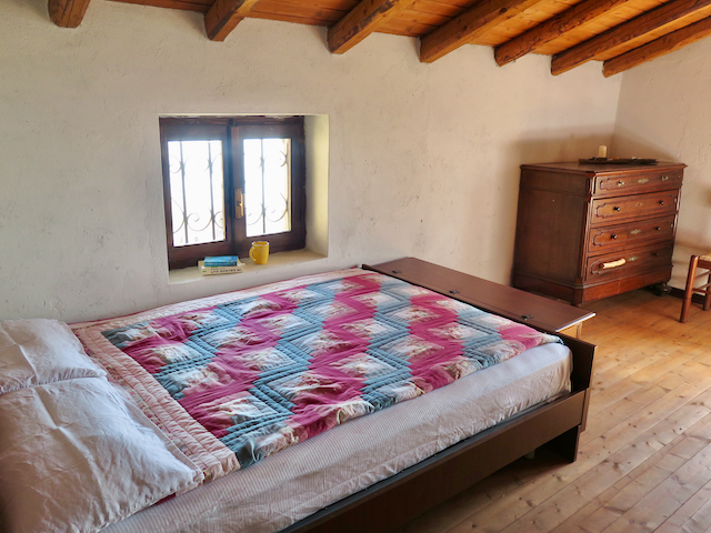 A short written description about the image. Very good for accessibility, AL machine learning and search engine optimisation.