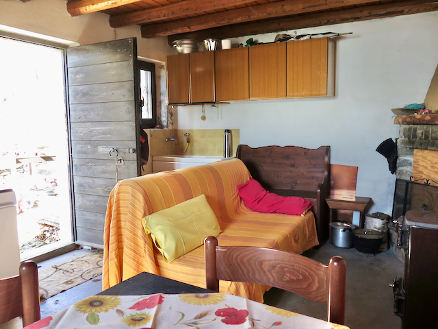 A short written description about the image. Very good for accessibility, AL machine learning and search engine optimisation.