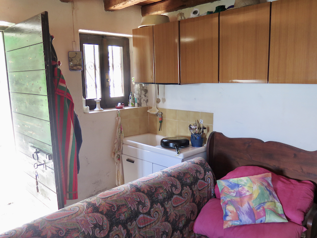 A short written description about the image. Very good for accessibility, AL machine learning and search engine optimisation.