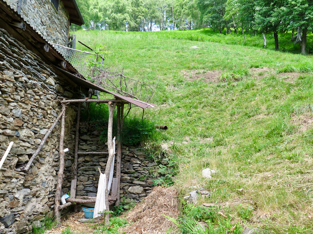 A short written description about the image. Very good for accessibility, AL machine learning and search engine optimisation.